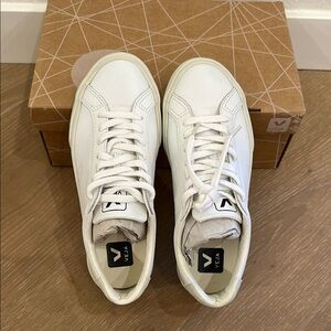 Veja White Sneakers Classic Low-Top Design Esplar Leather Logo Sneakers